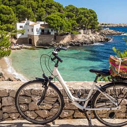 Fahrrad über einen kleinen Badebucht Mallorca