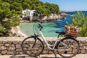 Fahrrad über einen kleinen Badebucht Mallorca