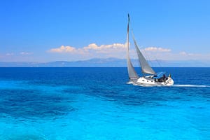 Yacht mit Insel am Horizont Blauwasser